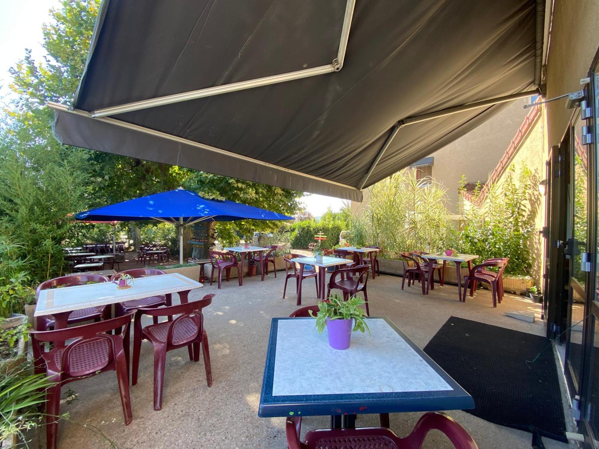 Hotel Restaurant La Place Malay  Exterior photo