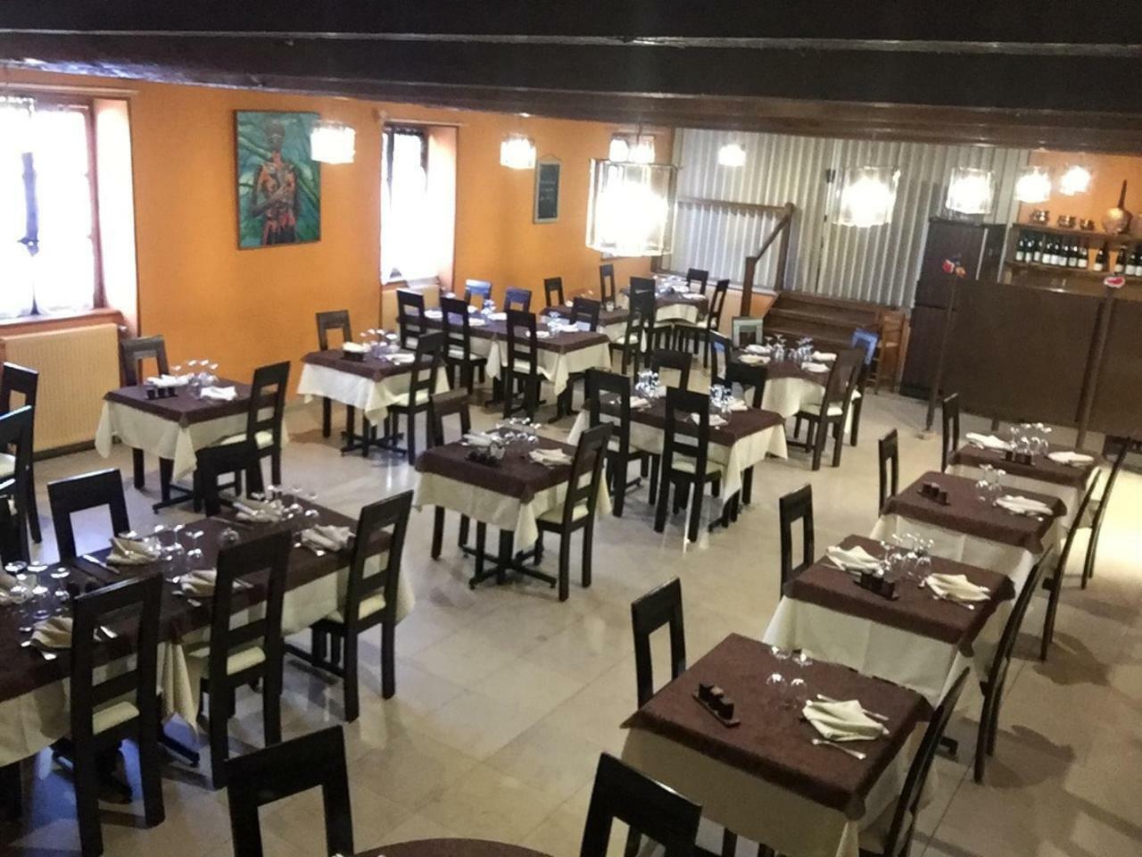 Hotel Restaurant La Place Malay  Exterior photo